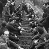 Gli operai della Salamini bloccano la linea ferroviaria Milano-Bologna. Parma, marzo 1969. Foto di Giovanni Ferraguti.