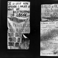 Manifesti sul portone dell’Ospedale psichiatrico occupato. Colorno (Parma), febbraio 1969. Archivio del Centro studi movimenti.