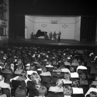 Spettacolo di studenti al Teatro comunale, maggio 1973, Archivio Botti e Pincelli, Fondazione fotografia - Fondazione Modena Arti Visive