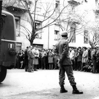 Manifestazione studentesca davanti al Provveditorato agli Studi di Modena, novembre 1968, Archivio Istituto storico di Modena