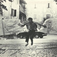 Il quindicenne Tiziano Spatola lacera il manifesto creato collettivamente dagli artisti presenti alla prima edizione di Parole sui muri, Fiumalbo 1967