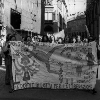 Manifestazione dei collettivi femministi in Piazza Grande, Modena, sd., Fondo Anna Rosa Bassoli, Centro documentazione donna