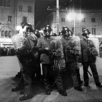 Piazza Garibaldi presidiata dalla polizia durante una manifestazione della sinistra rivoluzionaria. Parma, primi anni Settanta. Archivio del Centro studi movimenti.