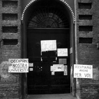 Il portone del Palazzo dell’Università occupato dagli studenti. Parma, aprile 1968. Archivio storico comunale di Parma.